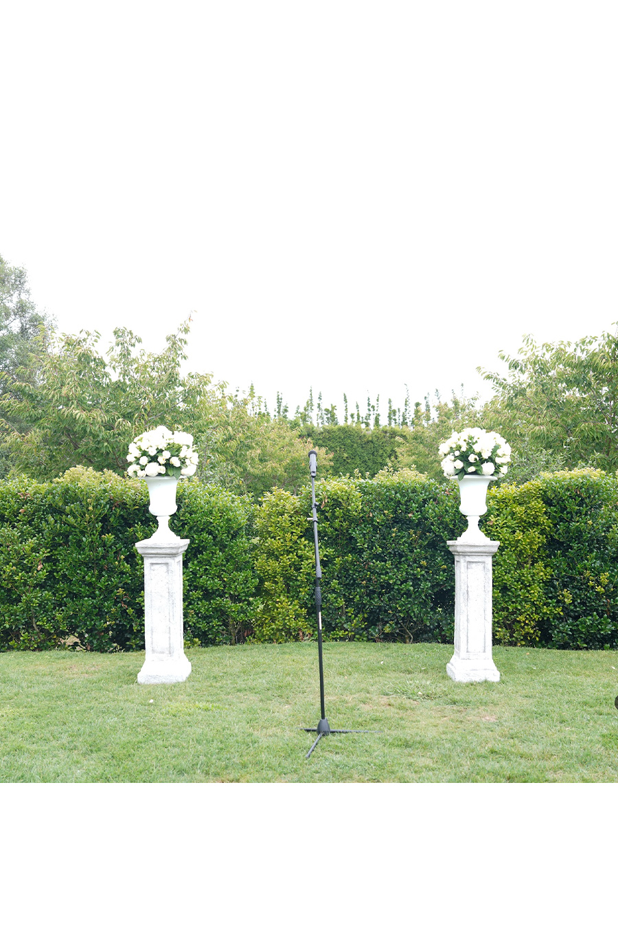 B15- The classic vase stands with flowers